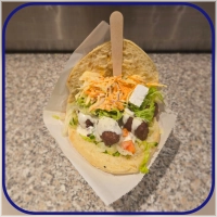 Turks broodje met Ćevapčići(mini rundvleesworstjes), verse ijsbergsla, tomaat, komkommer, rode ui, feta, en knoflooksaus. 