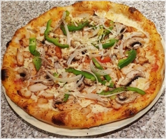 BBQ/Tomatensaus, kaas, pittige kipfilet, paprika, champignons en ui. 