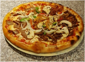 Tomatensaus, kaas, doner, kipdoner, shoarma, paprika, champignon en ui